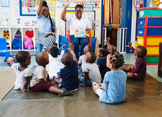 Sonto Mabena from UP Library Services and Bronia Olifant from Protea Boekwinkel Hatfield spreading the joy of reading with the beautiful children from Sunnyside Pre-primary School.