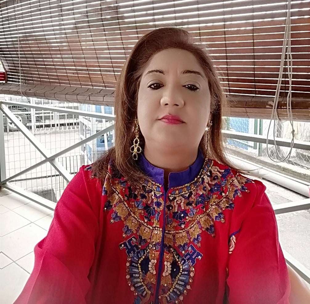 A person in a red shirtAI-generated content may be incorrect.