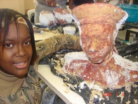 /sitefiles/Image/Prominant art learner with her cast bust.JPG